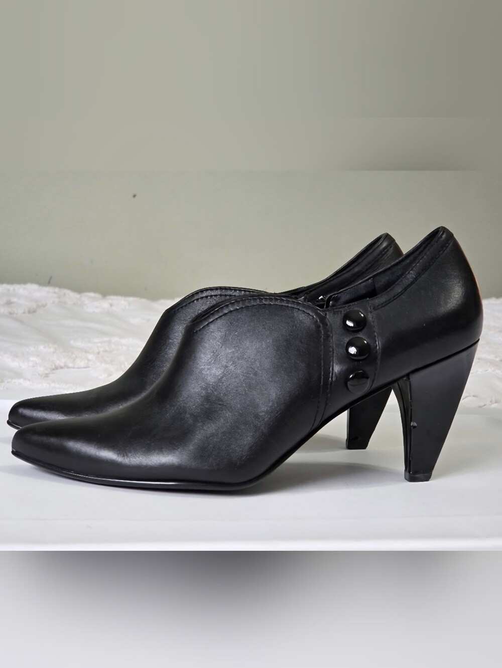 ✨ Tahari Paco Black Leather Pointed Toe Button Booties Size 8.5 ✨ Quiet Luxury